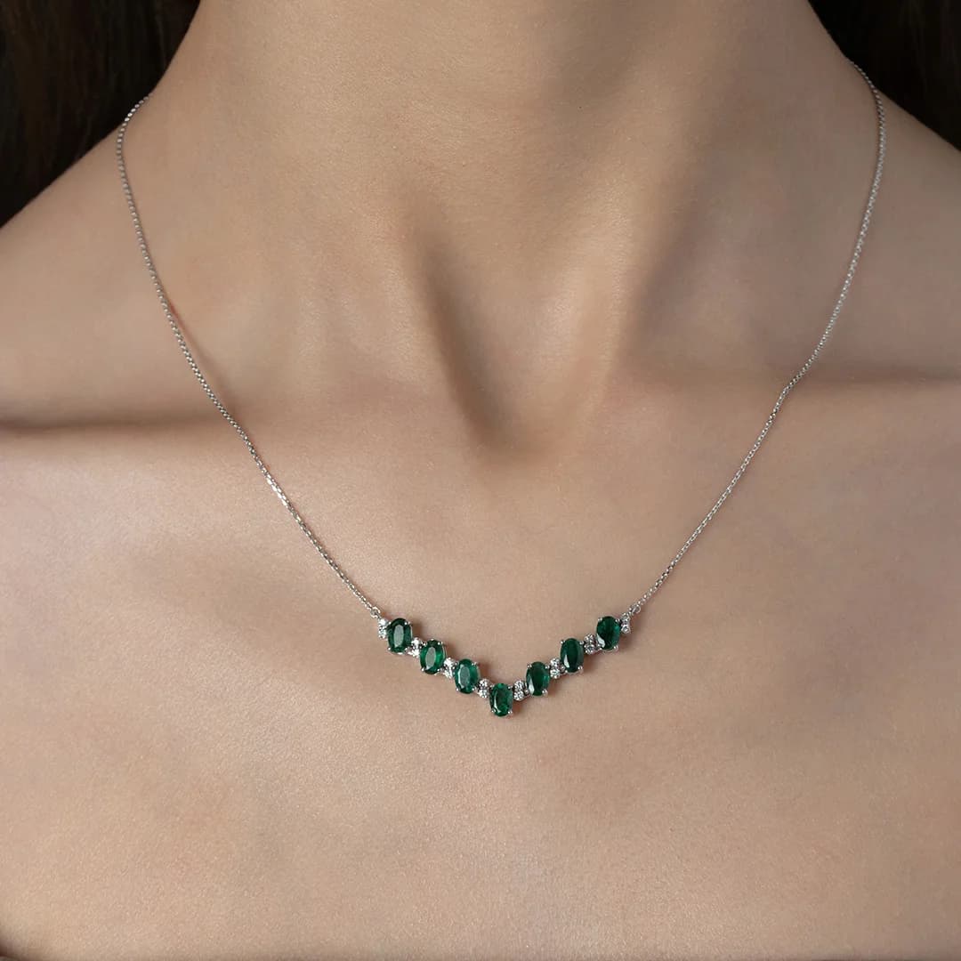 قلادة مرصعة بالالماس و حجر الزمرد 3.23